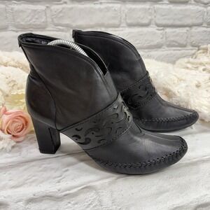 Indigo by Clarks Black Tooled Leather Ankle Bootie Almond Toe Heel Boot Sz 8.5 M